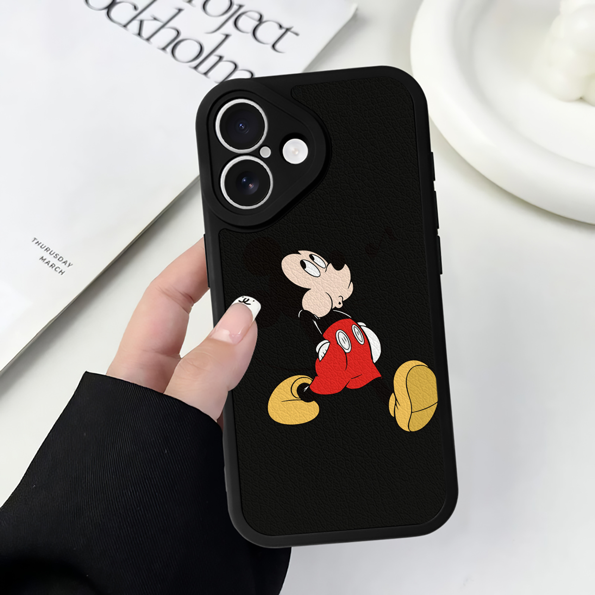 （画像用） ミッキーマウス Mickey Mouse 【iPhone 16シリーズ対応】シリコンスマホケース（レザー調） 材質：シリコン